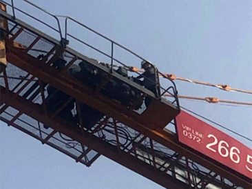 技术人员检验现场