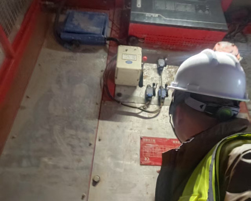 技术人员检验现场